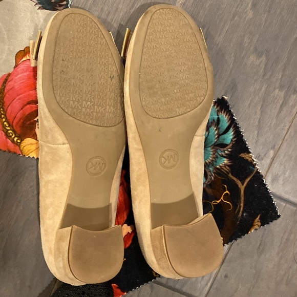 Michael Kors Women's Kiera Flex Mid Suede Pump Size 9 Beige w Bows - Picture 6 of 7